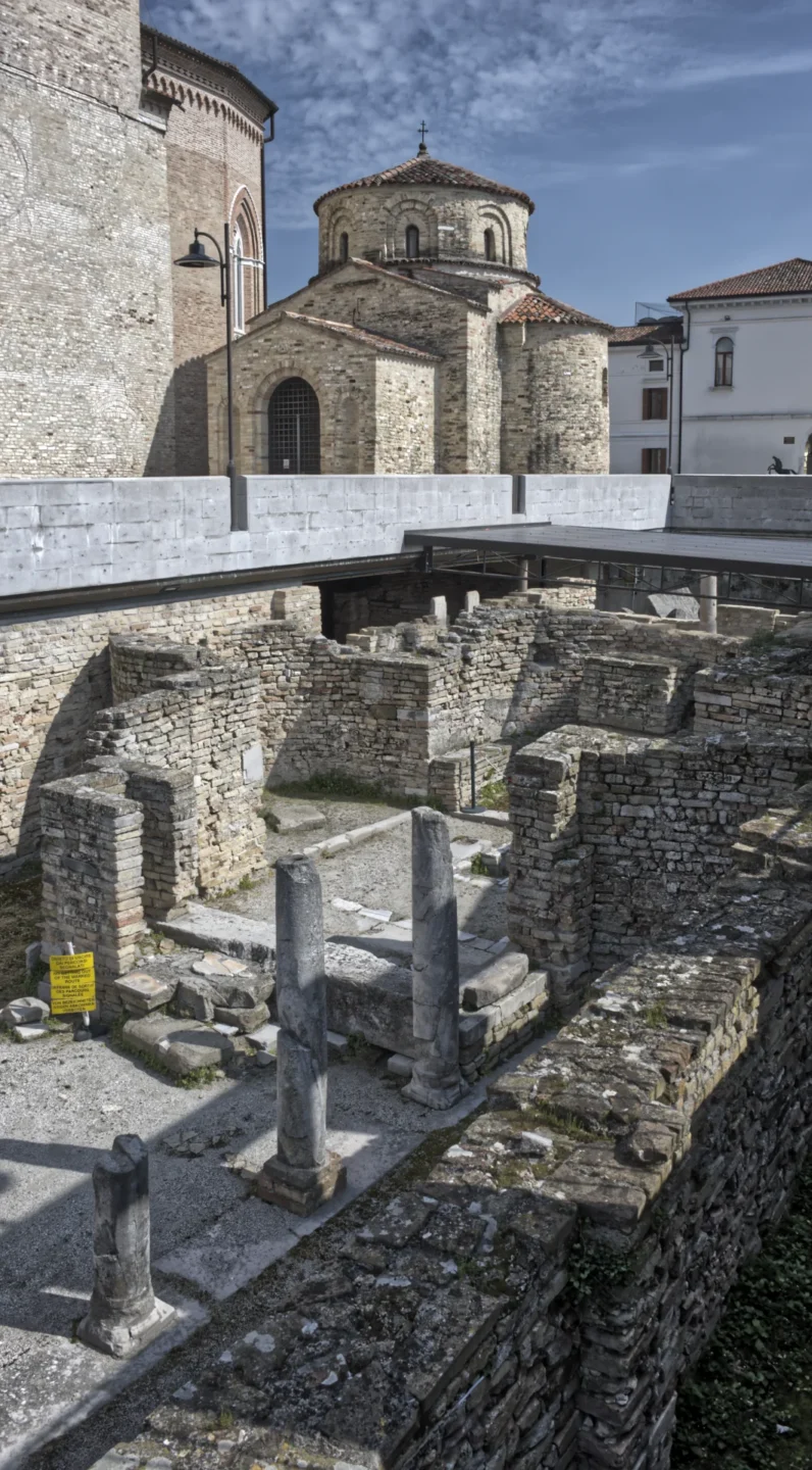 Il Battistero e il campanile romanico di Concordia Sagittaria